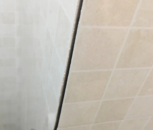 眉山瓷砖空鼓维修公司分享阳台瓷砖脱落的修复过程可以分为以下几个步骤
