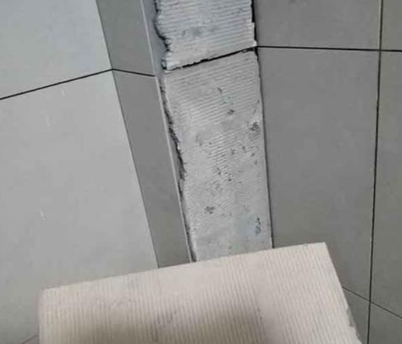 眉山瓷砖空鼓维修公司分享下厨房瓷砖脱落的补救措施。